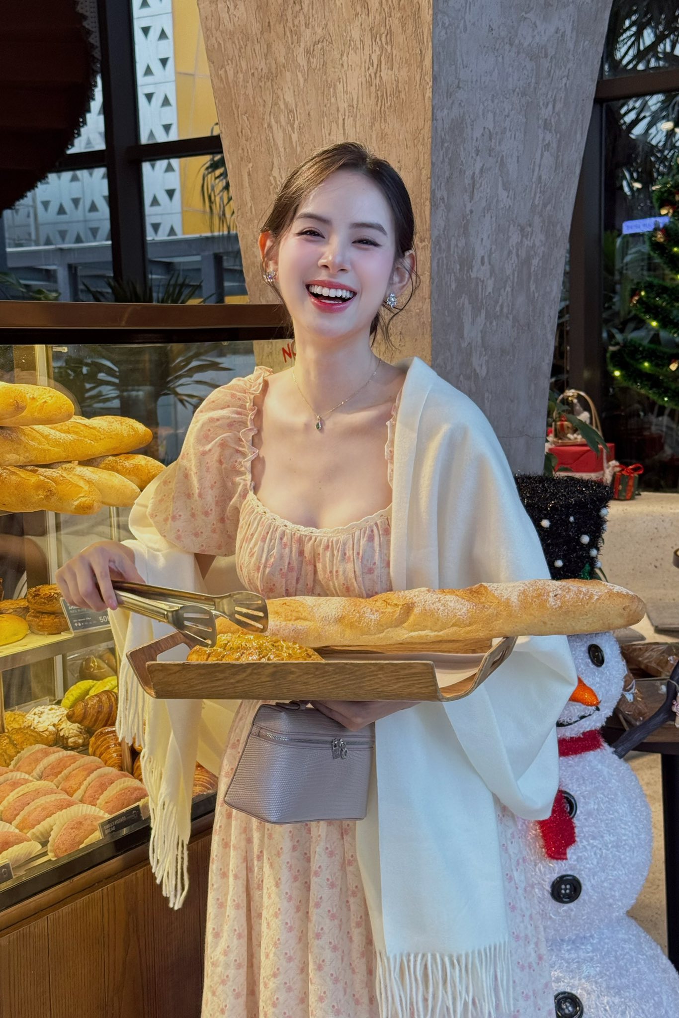 Việt Nam c&oacute; 1 mỹ nh&acirc;n chỉ cười th&ocirc;i cũng h&uacute;t 10 triệu view, ai cũng đ&ograve;i "trao ngay vương miện Hoa hậu cho c&ocirc; ấy"- Ảnh 6.