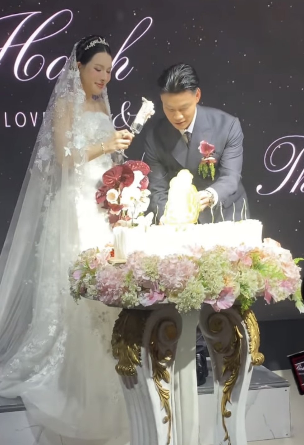 Văn Thanh c&oacute; cử chỉ tinh tế d&agrave;nh cho B&iacute;ch Hạnh trong ng&agrave;y cưới, nhan sắc của c&ocirc; d&acirc;u g&acirc;y x&ocirc;n xao- Ảnh 2.