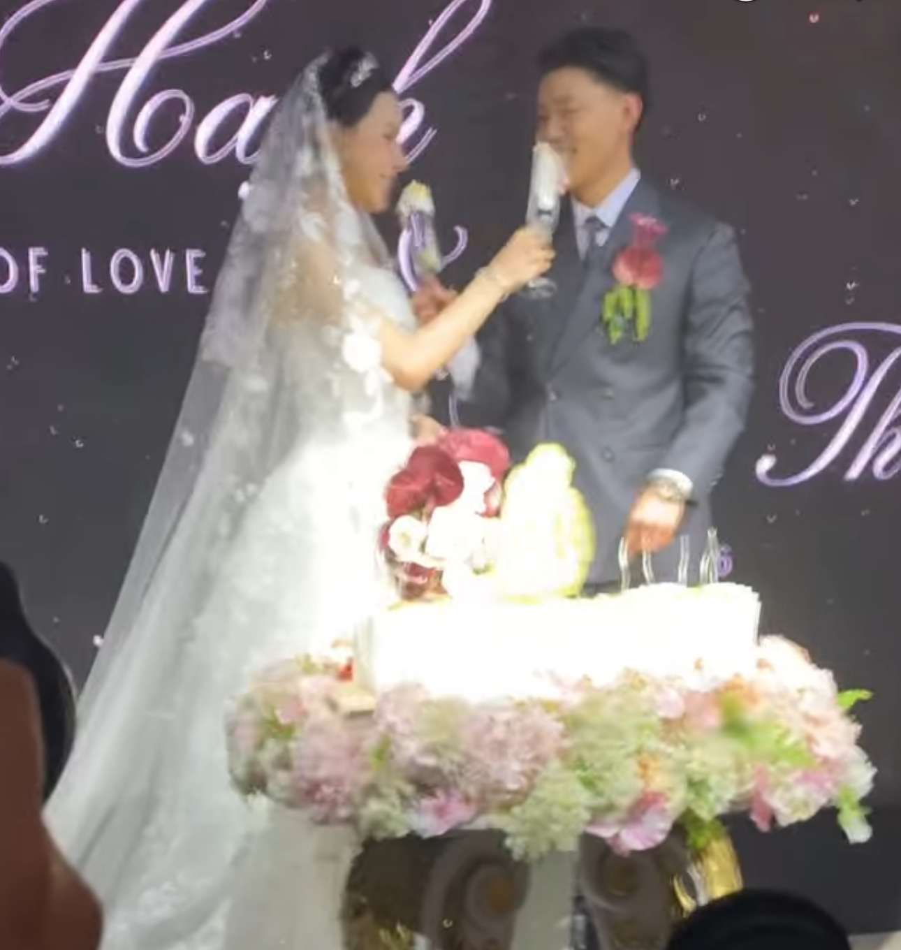Văn Thanh c&oacute; cử chỉ tinh tế d&agrave;nh cho B&iacute;ch Hạnh trong ng&agrave;y cưới, nhan sắc của c&ocirc; d&acirc;u g&acirc;y x&ocirc;n xao- Ảnh 4.