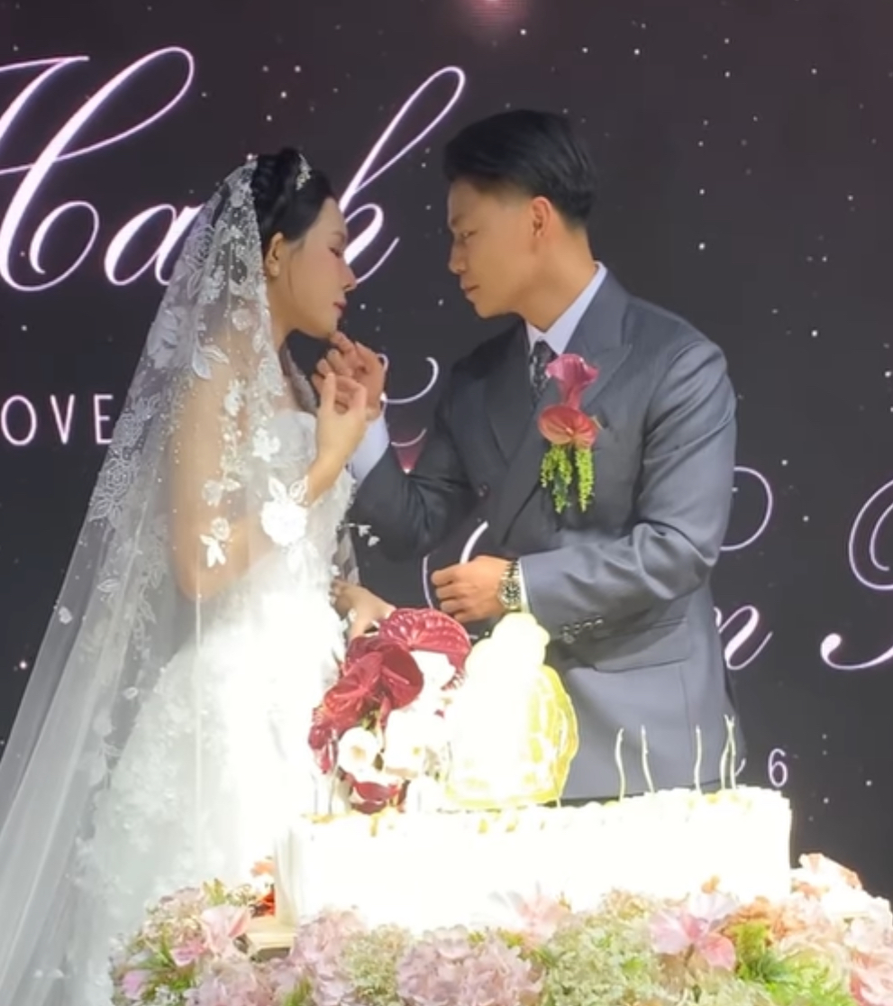 Văn Thanh c&oacute; cử chỉ tinh tế d&agrave;nh cho B&iacute;ch Hạnh trong ng&agrave;y cưới, nhan sắc của c&ocirc; d&acirc;u g&acirc;y x&ocirc;n xao- Ảnh 5.