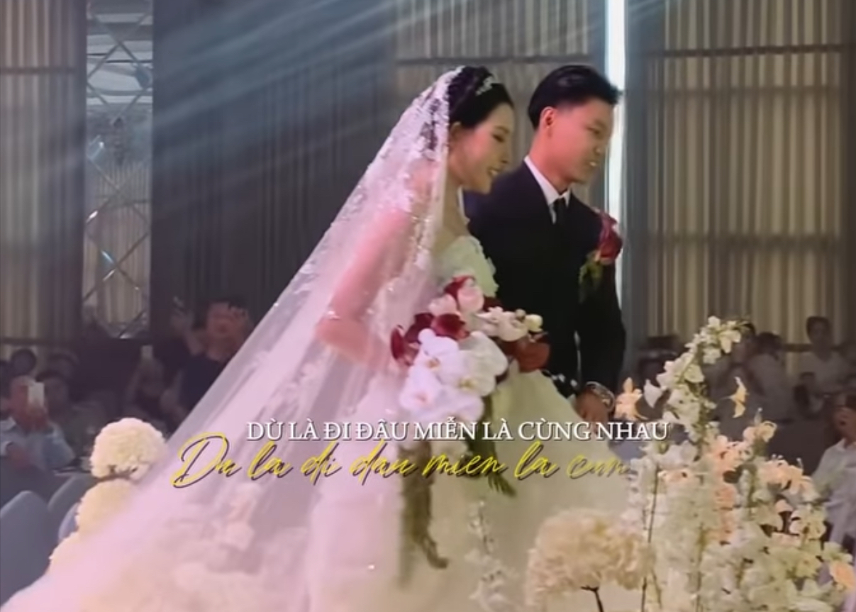 Văn Thanh c&oacute; cử chỉ tinh tế d&agrave;nh cho B&iacute;ch Hạnh trong ng&agrave;y cưới, nhan sắc của c&ocirc; d&acirc;u g&acirc;y x&ocirc;n xao- Ảnh 1.