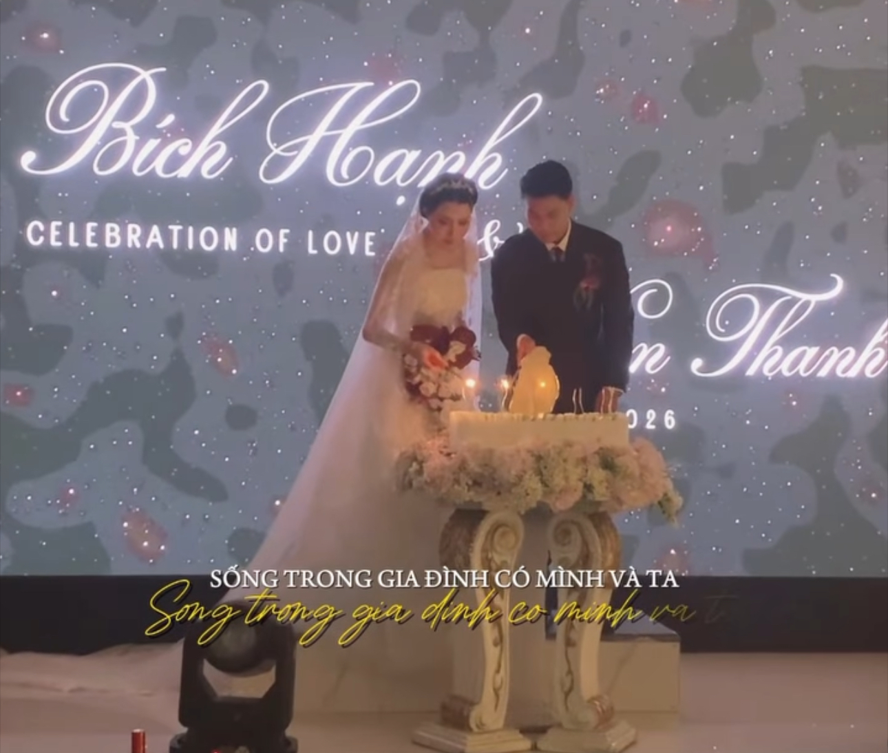 Văn Thanh c&oacute; cử chỉ tinh tế d&agrave;nh cho B&iacute;ch Hạnh trong ng&agrave;y cưới, nhan sắc của c&ocirc; d&acirc;u g&acirc;y x&ocirc;n xao- Ảnh 3.