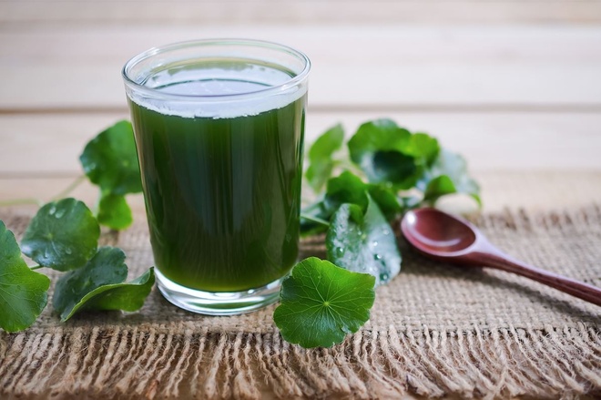Những người kh&ocirc;ng n&ecirc;n uống nước rau m&aacute; kẻo "rước hoạ v&agrave;o th&acirc;n" - Ảnh 2.