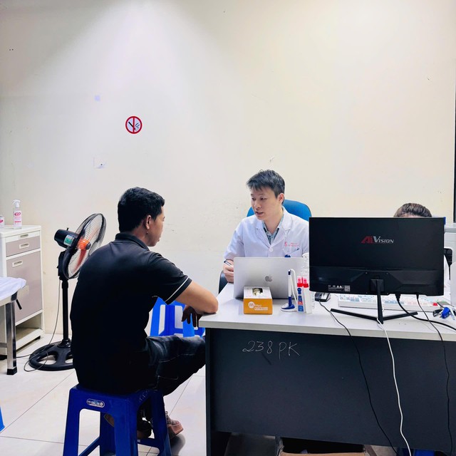 Đừng l&ecirc;n TikTok t&igrave;m c&acirc;u trả lời, nếu thấy nước tiểu c&oacute; những dấu hiệu n&agrave;y th&igrave; cần đi kh&aacute;m ngay kẻo hỏng thận- Ảnh 2.