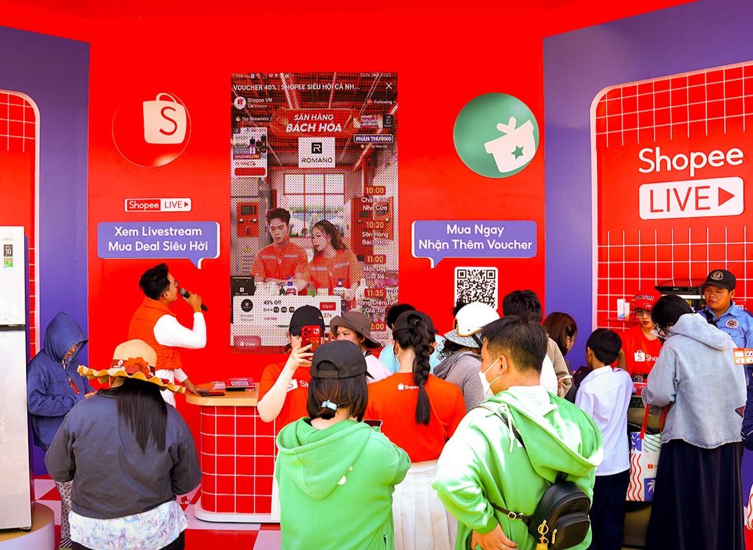 Shopee mang &ldquo;si&ecirc;u hội&rdquo; đến khu c&ocirc;ng nghiệp: h&agrave;ng ngh&igrave;n c&ocirc;ng nh&acirc;n &ldquo;ch&aacute;y&rdquo; hết m&igrave;nh - Ảnh 6.
