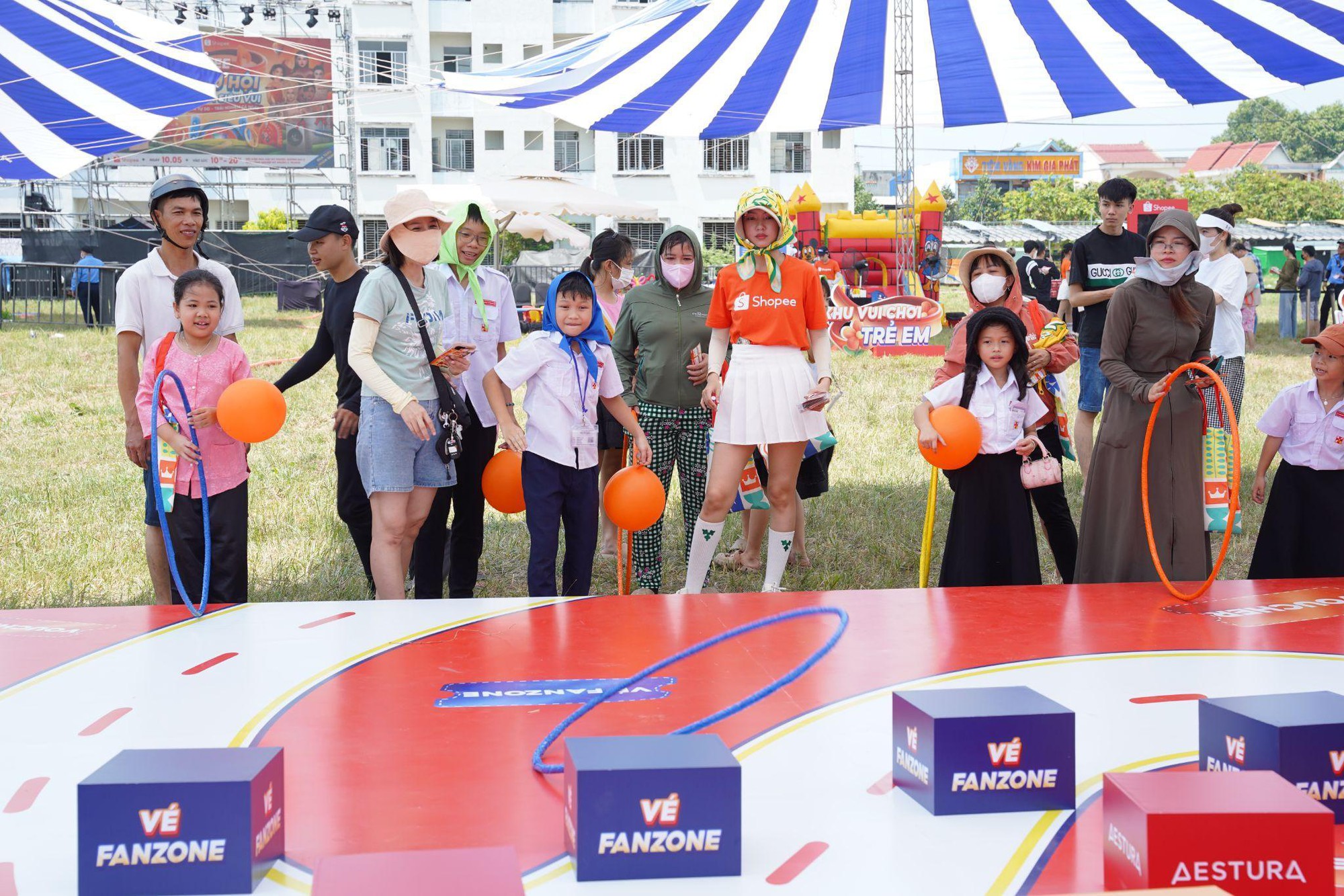 Shopee mang &ldquo;si&ecirc;u hội&rdquo; đến khu c&ocirc;ng nghiệp: h&agrave;ng ngh&igrave;n c&ocirc;ng nh&acirc;n &ldquo;ch&aacute;y&rdquo; hết m&igrave;nh - Ảnh 7.