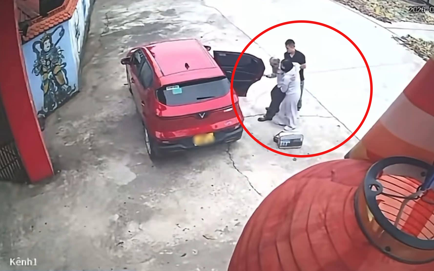 Bất ngờ ho&agrave;n cảnh của người con g&aacute;i thu&ecirc; taxi chở bố bỏ ở cổng ch&ugrave;a tại Hải Ph&ograve;ng- Ảnh 2.