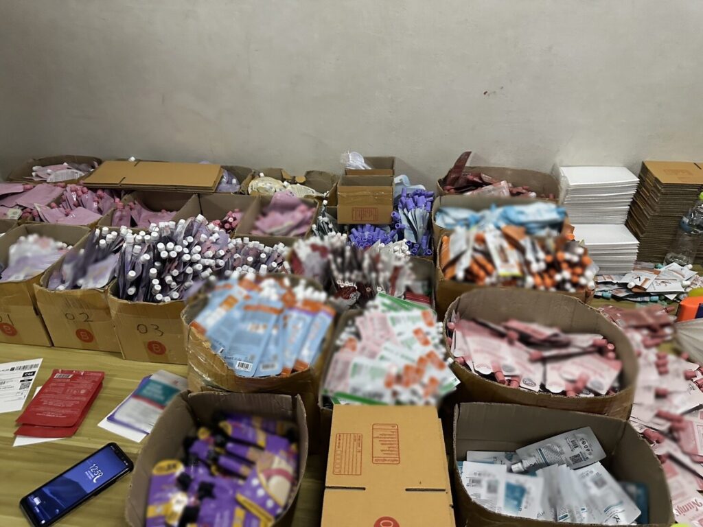 Đột k&iacute;ch 5 căn nh&agrave;, c&ocirc;ng an ph&aacute;t hiện đường d&acirc;y sản xuất mỹ phẩm giả do người Trung Quốc điều h&agrave;nh, tịch thu hơn 700.000 sản phẩm- Ảnh 3.