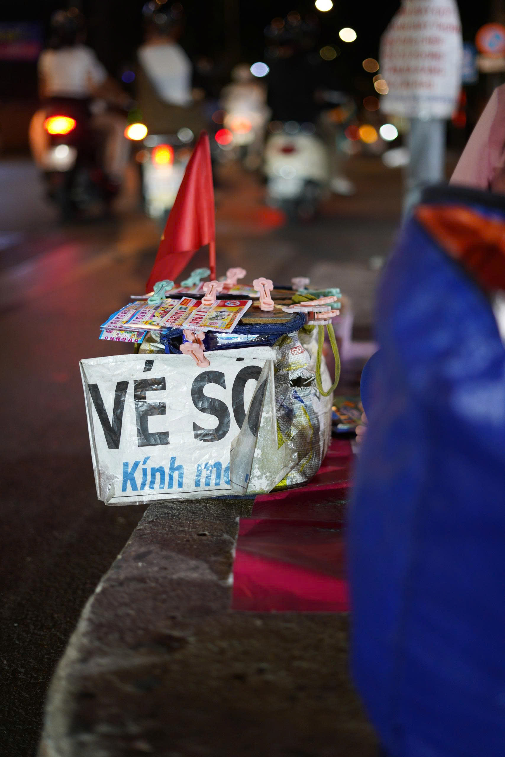 B&eacute; g&aacute;i theo mẹ b&aacute;n v&eacute; số, tranh thủ học b&agrave;i giữa ng&atilde; tư TP.HCM: Ho&agrave;n cảnh ph&iacute;a sau khiến nhiều người nghẹn l&ograve;ng- Ảnh 6.