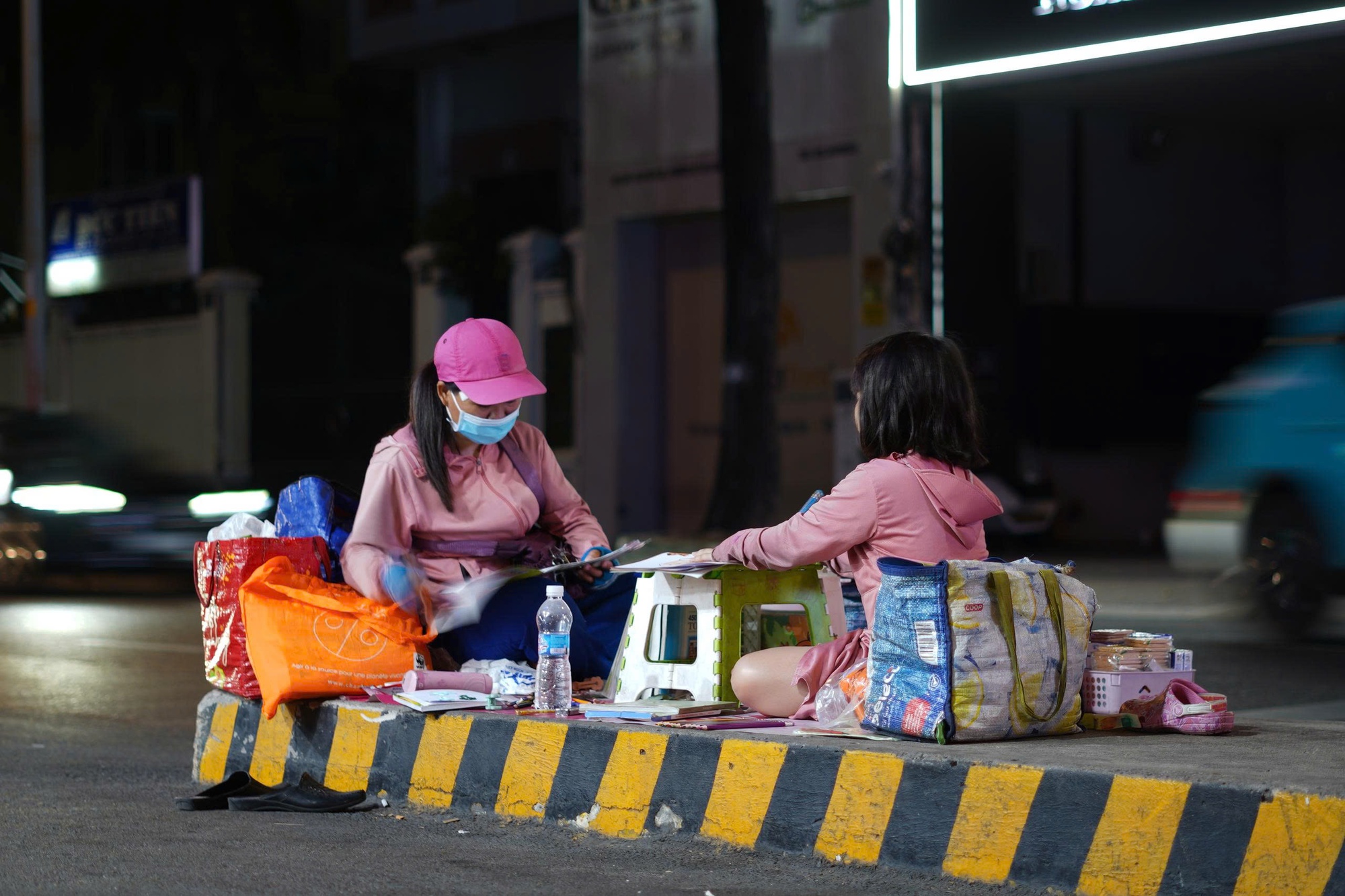 B&eacute; g&aacute;i theo mẹ b&aacute;n v&eacute; số, tranh thủ học b&agrave;i giữa ng&atilde; tư TP.HCM: Ho&agrave;n cảnh ph&iacute;a sau khiến nhiều người nghẹn l&ograve;ng- Ảnh 1.