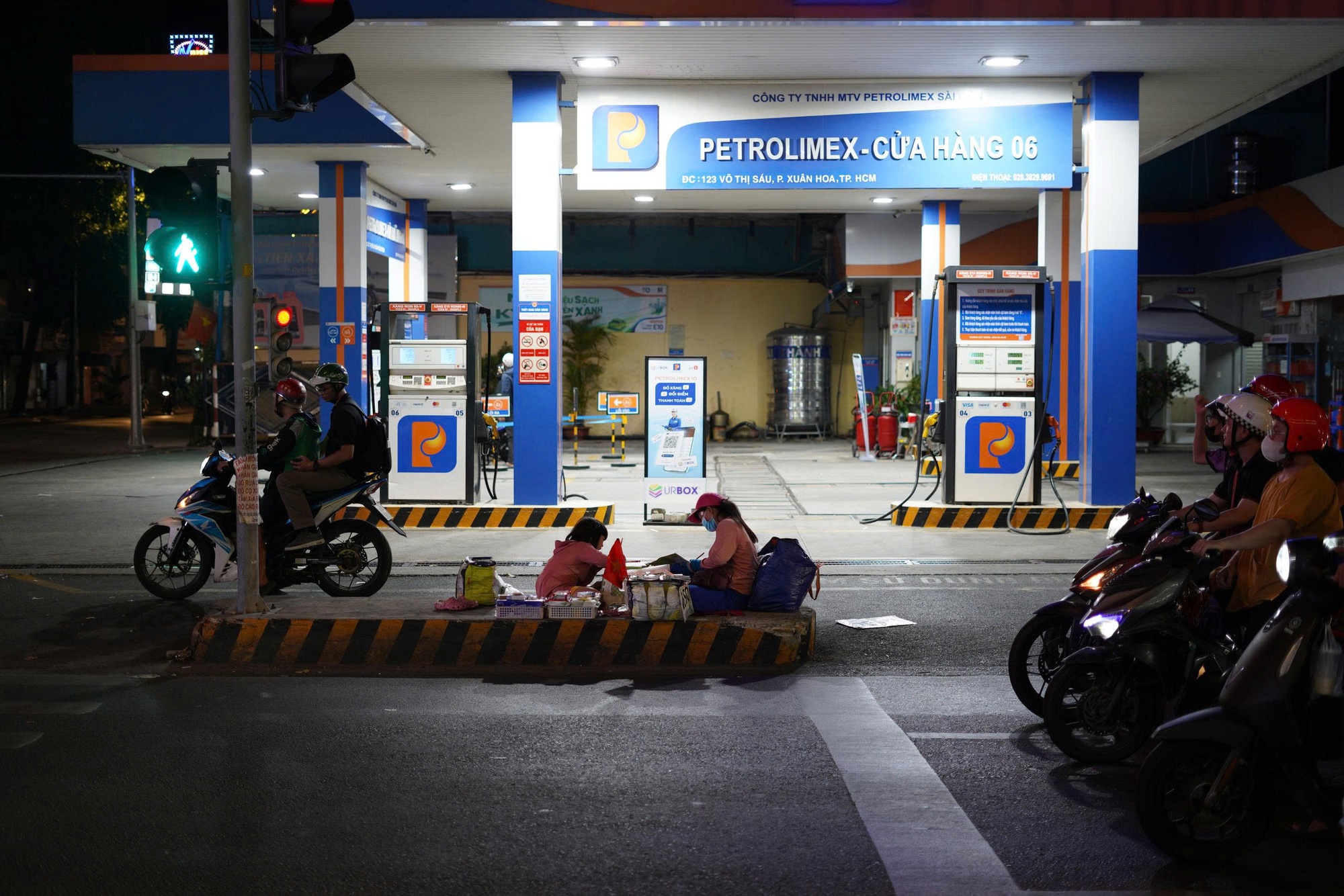B&eacute; g&aacute;i theo mẹ b&aacute;n v&eacute; số, tranh thủ học b&agrave;i giữa ng&atilde; tư TP.HCM: Ho&agrave;n cảnh ph&iacute;a sau khiến nhiều người nghẹn l&ograve;ng- Ảnh 4.