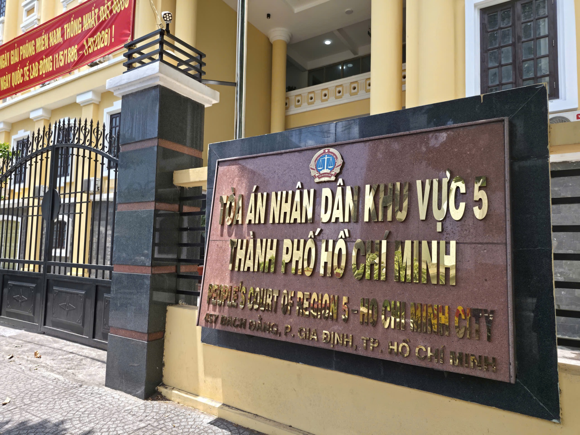 TPHCM: Căng thẳng phiên ly hôn 1.200 tỉ đồng của vợ chồng chuỗi nha khoa tiếng tăm - Ảnh 1.