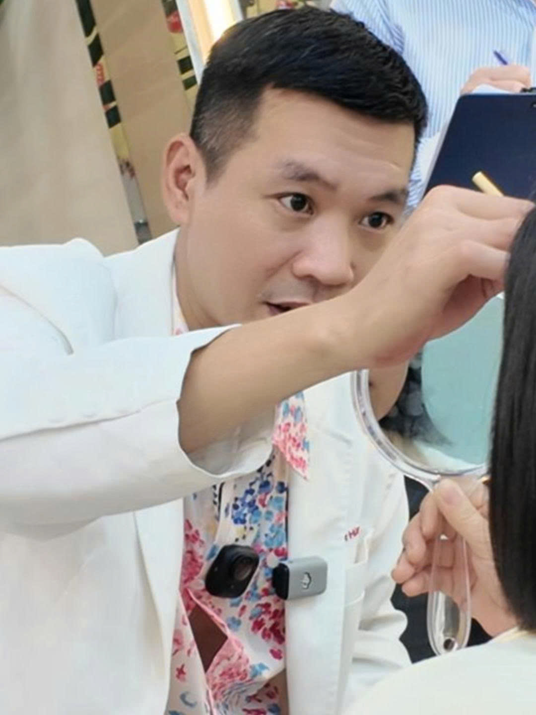 B&aacute;c sĩ thẩm mỹ: "V&igrave; sao c&agrave;ng sửa c&agrave;ng xấu?" - Ảnh 2.