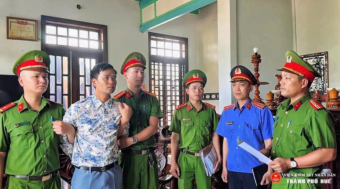 Thi hành lệnh bắt tạm giam, khám xét chỗ ở của chủ tiệm cây cảnh Mai Hoàng SN 1991 - Ảnh 1.