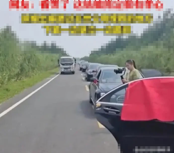 Đang rước d&acirc;u, c&ocirc; d&acirc;u bất ngờ xuống xe quỳ lạy b&ecirc;n vệ đường - Ảnh 2.