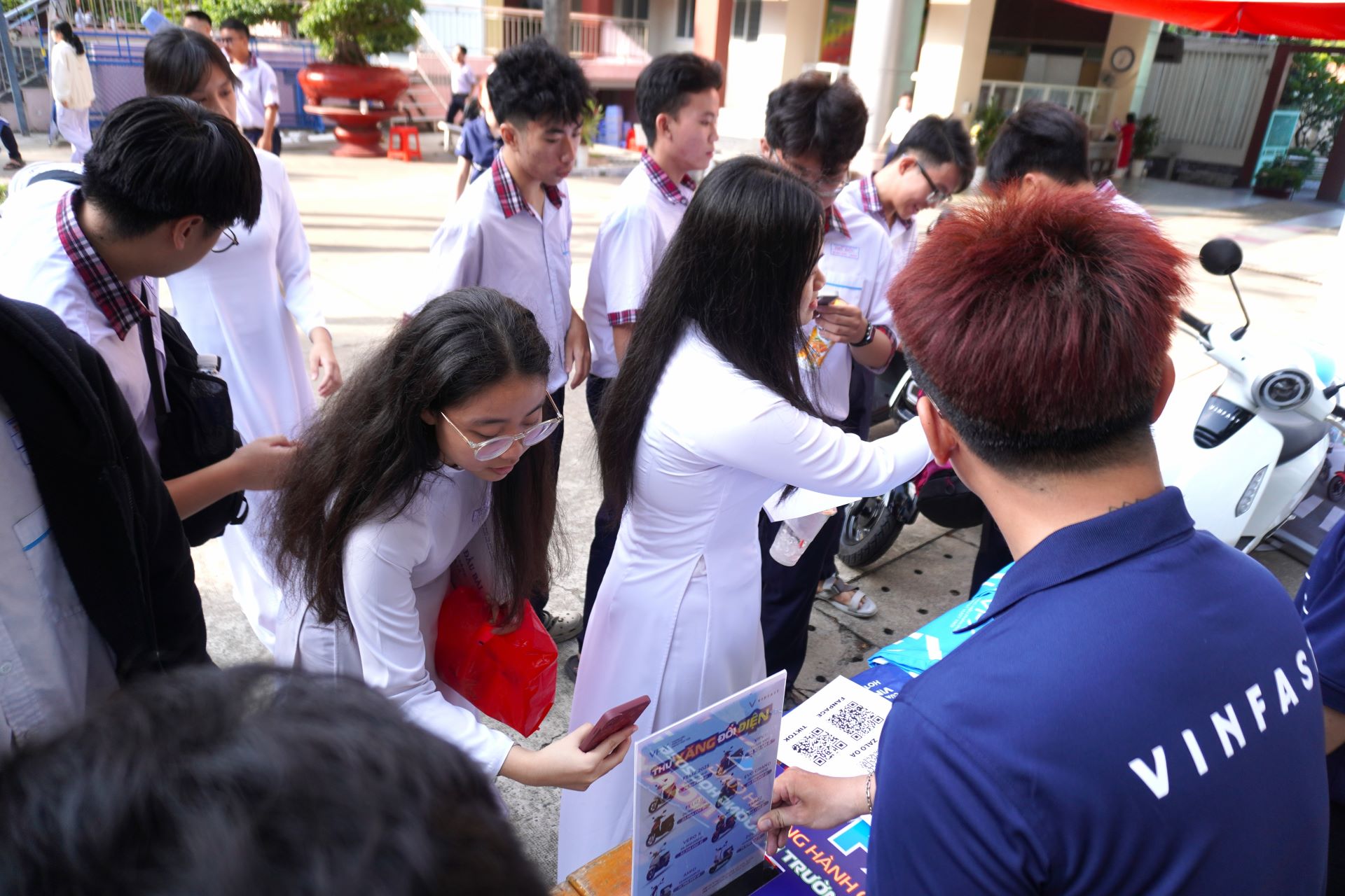 Học sinh TP.HCM thích thú trải nghiệm xe máy điện VinFast, mẫu xe mới Amio gây “sốt” - Ảnh 1. Học sinh TP.HCM thích thú trải nghiệm xe máy điện VinFast, mẫu xe mới Amio gây “sốt” - Ảnh 1.