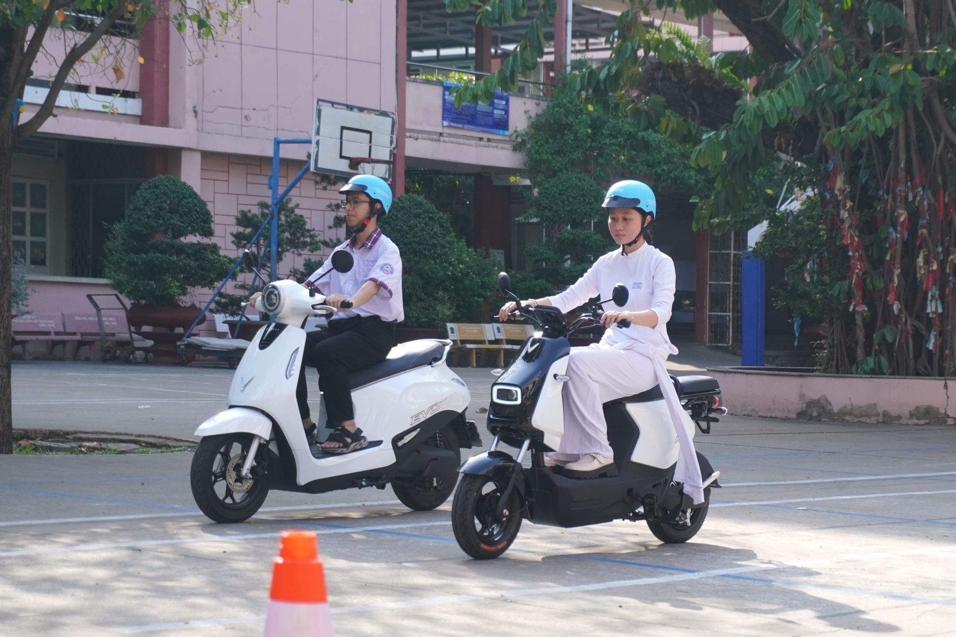 Học sinh TP.HCM thích thú trải nghiệm xe máy điện VinFast, mẫu xe mới Amio gây “sốt” - Ảnh 2. Học sinh TP.HCM thích thú trải nghiệm xe máy điện VinFast, mẫu xe mới Amio gây “sốt” - Ảnh 2.
