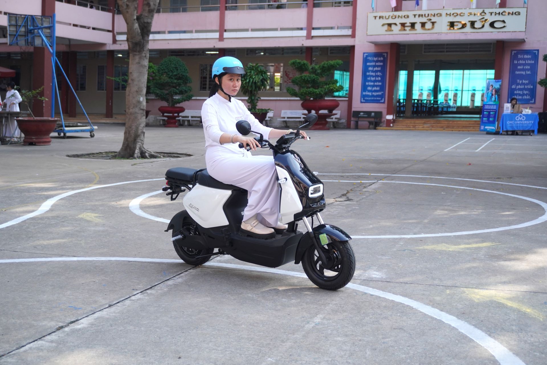 Học sinh TP.HCM thích thú trải nghiệm xe máy điện VinFast, mẫu xe mới Amio gây “sốt” - Ảnh 3. Học sinh TP.HCM thích thú trải nghiệm xe máy điện VinFast, mẫu xe mới Amio gây “sốt” - Ảnh 3.