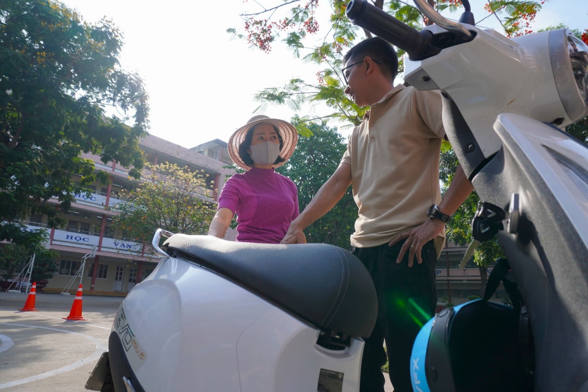 Học sinh TP.HCM thích thú trải nghiệm xe máy điện VinFast, mẫu xe mới Amio gây “sốt” - Ảnh 4. Học sinh TP.HCM thích thú trải nghiệm xe máy điện VinFast, mẫu xe mới Amio gây “sốt” - Ảnh 4.