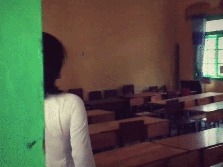 "Bạch nguyệt quang" đến từ Đồng Th&aacute;p g&acirc;y sốt với clip 21 gi&acirc;y trong lớp học - Ảnh 2.