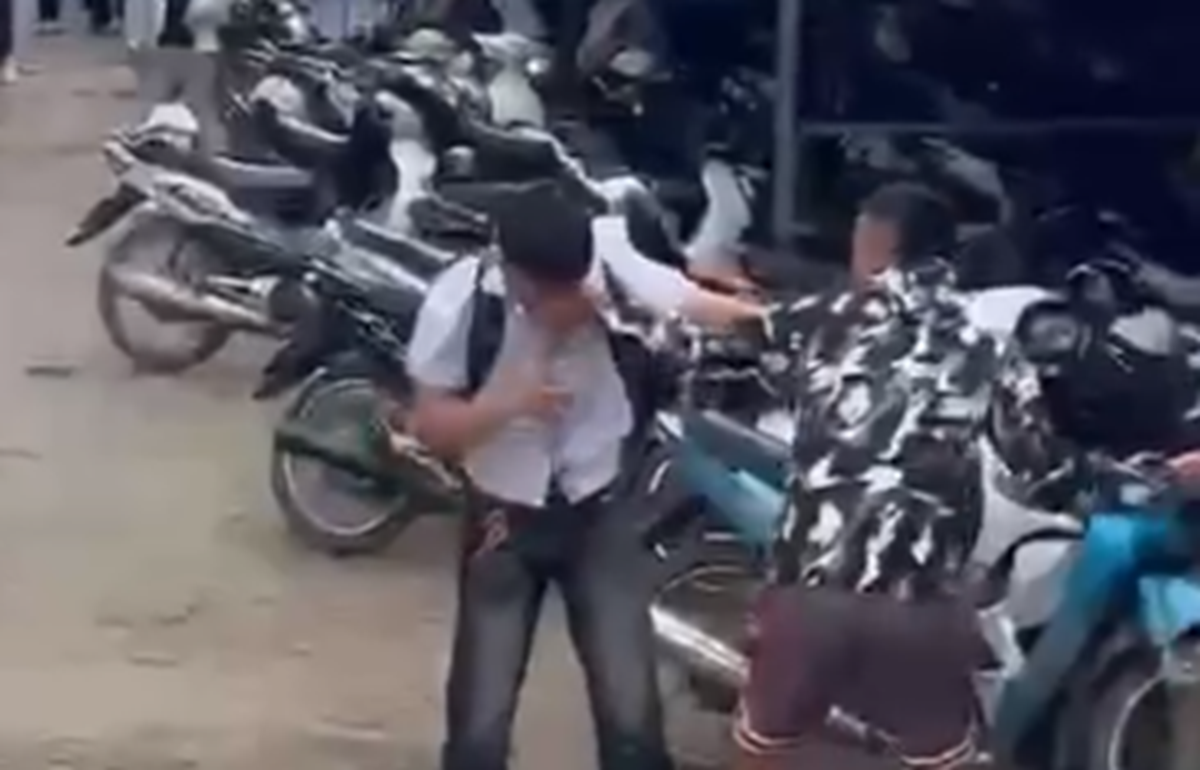 Nam sinh lớp 12 bị nh&oacute;m thanh ni&ecirc;n đột nhập v&agrave;o trường h&agrave;nh hung - Ảnh 1.