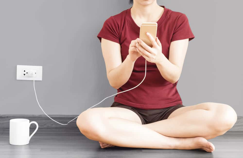 90% người đang mắc: 5 th&oacute;i quen d&ugrave;ng điện thoại &acirc;m thầm "huỷ hoại" bạn mỗi ng&agrave;y- Ảnh 1.