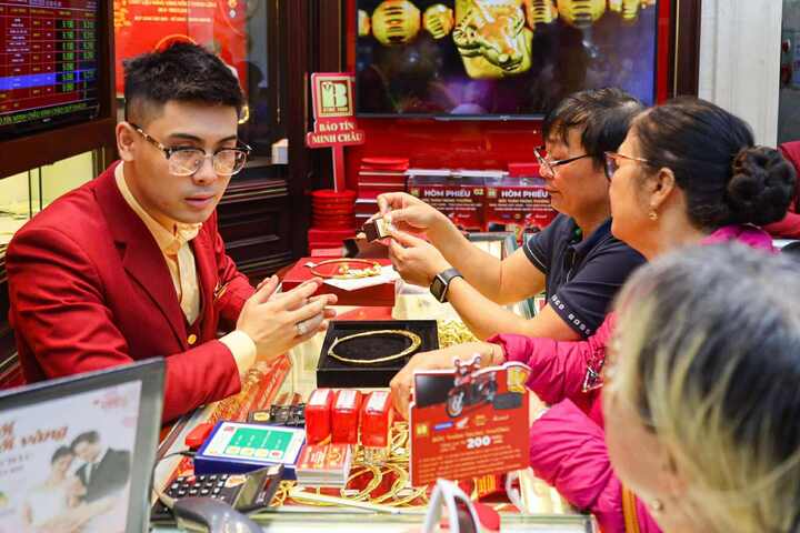 Gi&aacute; v&agrave;ng h&ocirc;m nay 13/5: Quay đầu đi xuống- Ảnh 1.