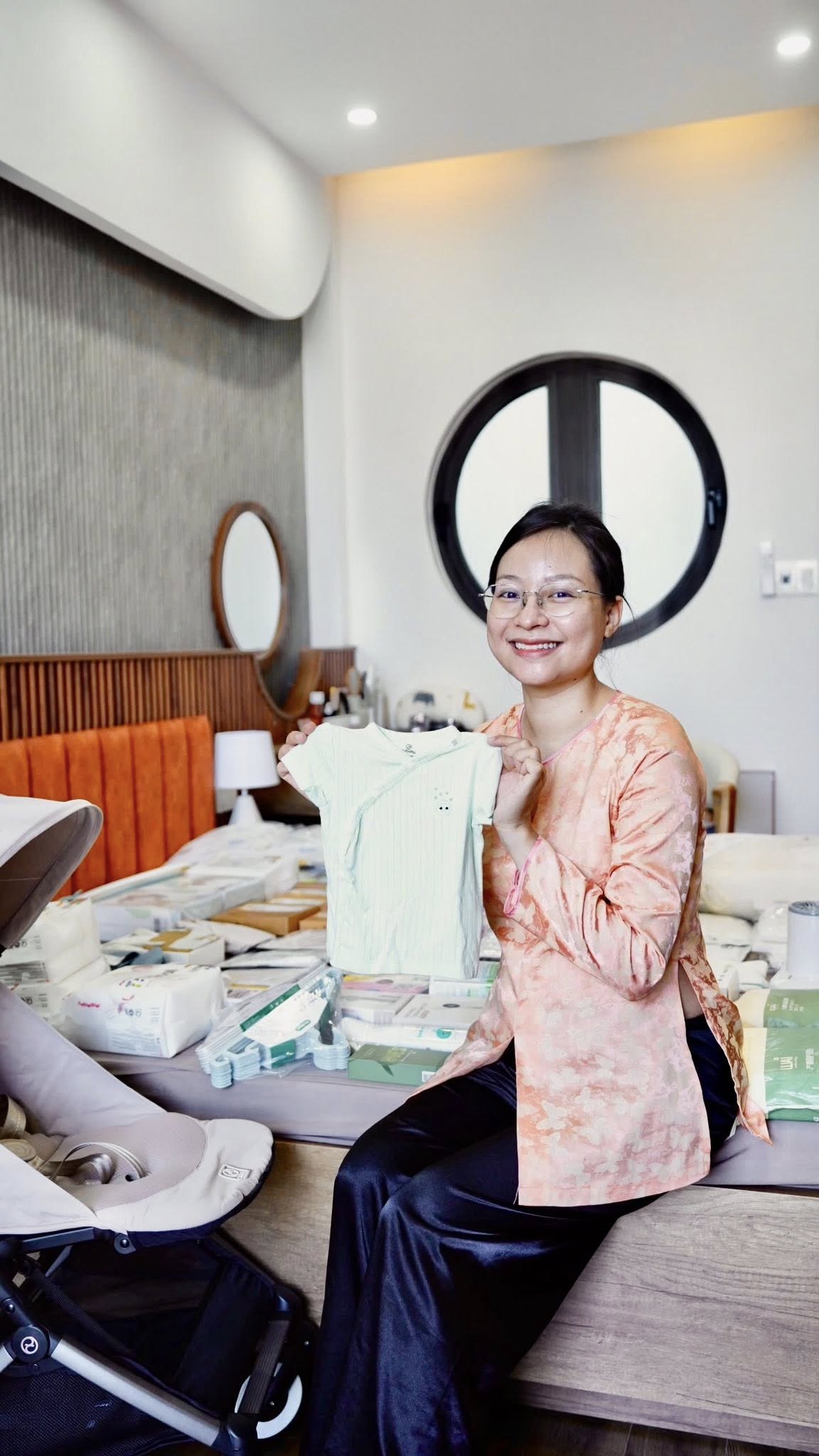Miệt m&agrave;i l&agrave;m n&ocirc;i, may nệm, chuẩn bị gấu b&ocirc;ng cho con, cuối c&ugrave;ng TikToker &Uacute;t Về Vườn cũng sinh con đầu l&ograve;ng- Ảnh 9.