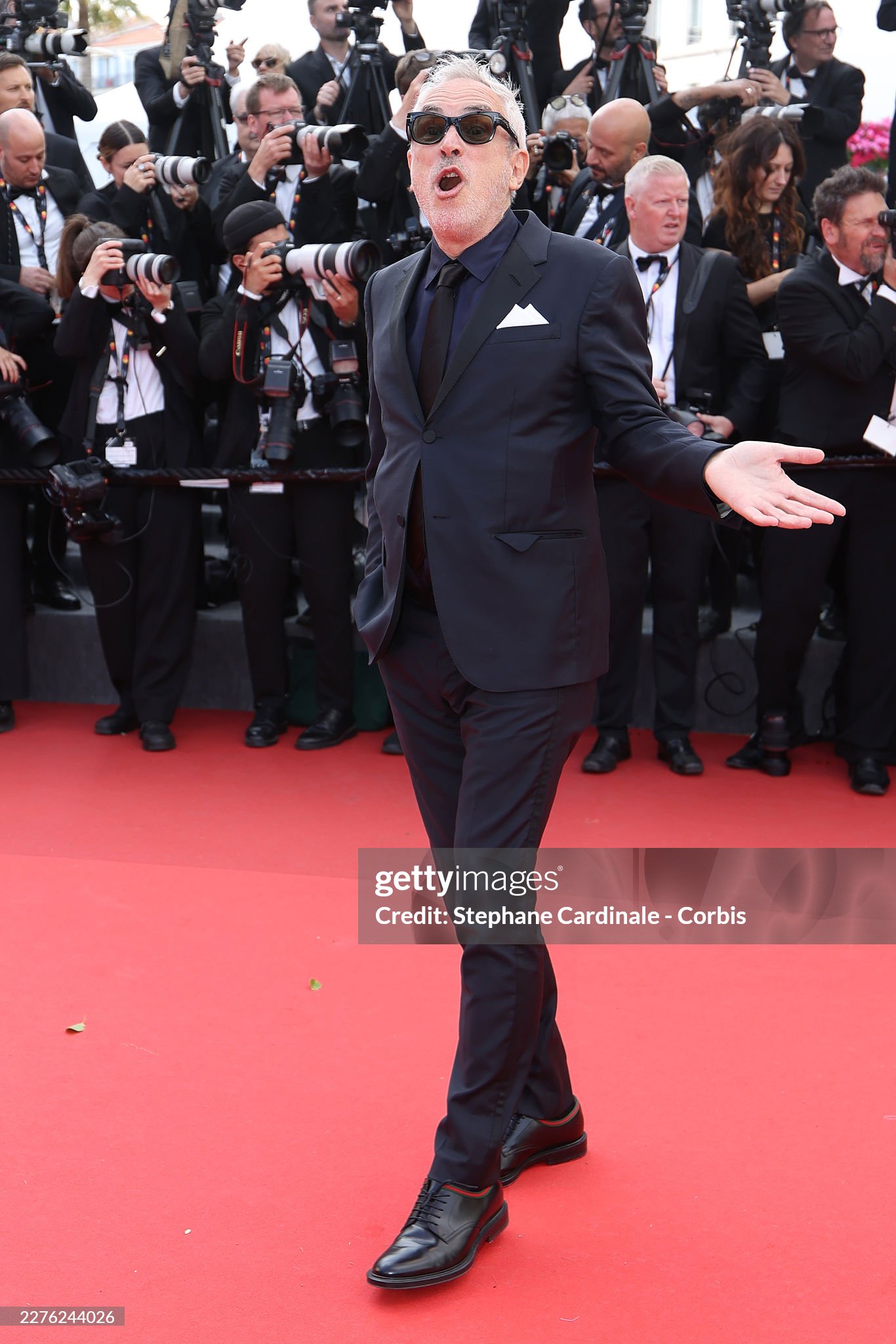 Thảm đỏ Cannes ng&agrave;y 3: Ch&acirc;u D&atilde; - Vi&ecirc;n San San đại chiến visual, Win Metawin điển trai ng&uacute;t ng&agrave;n- Ảnh 49.
