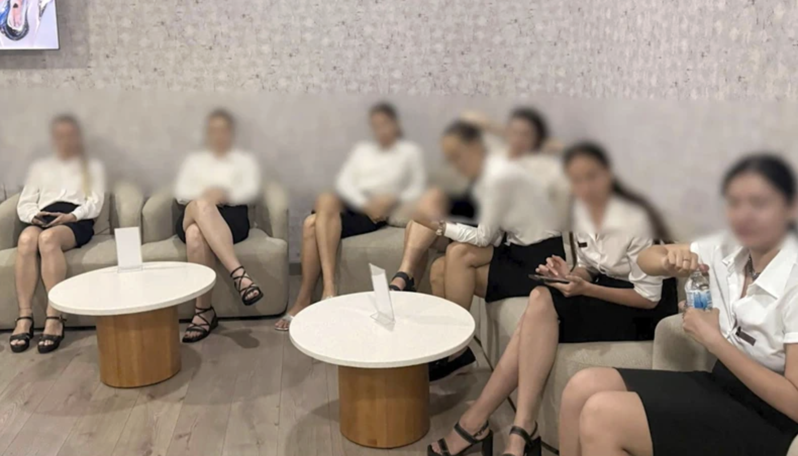 Ph&aacute;t hiện 20 người nước ngo&agrave;i "l&agrave;m chui" ở Nha Trang - Ảnh 1.