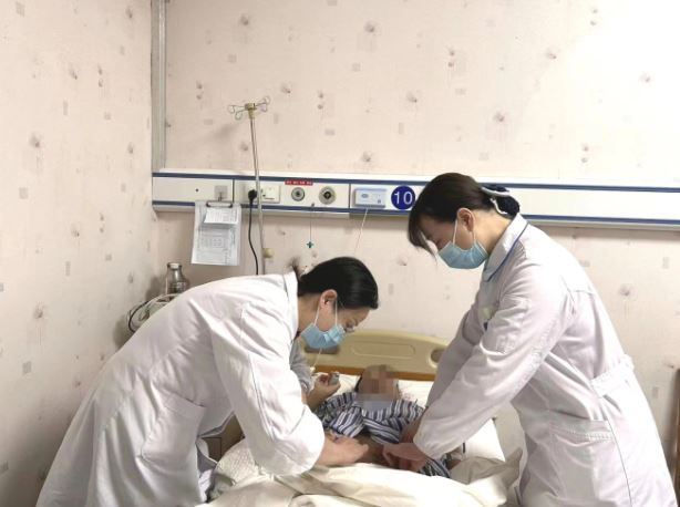 B&eacute; trai 12 tuổi mắc ung thư đại trực tr&agrave;ng giai đoạn cuối, b&aacute;c sĩ chỉ r&otilde; th&oacute;i quen "cực độc" - Ảnh 1.
