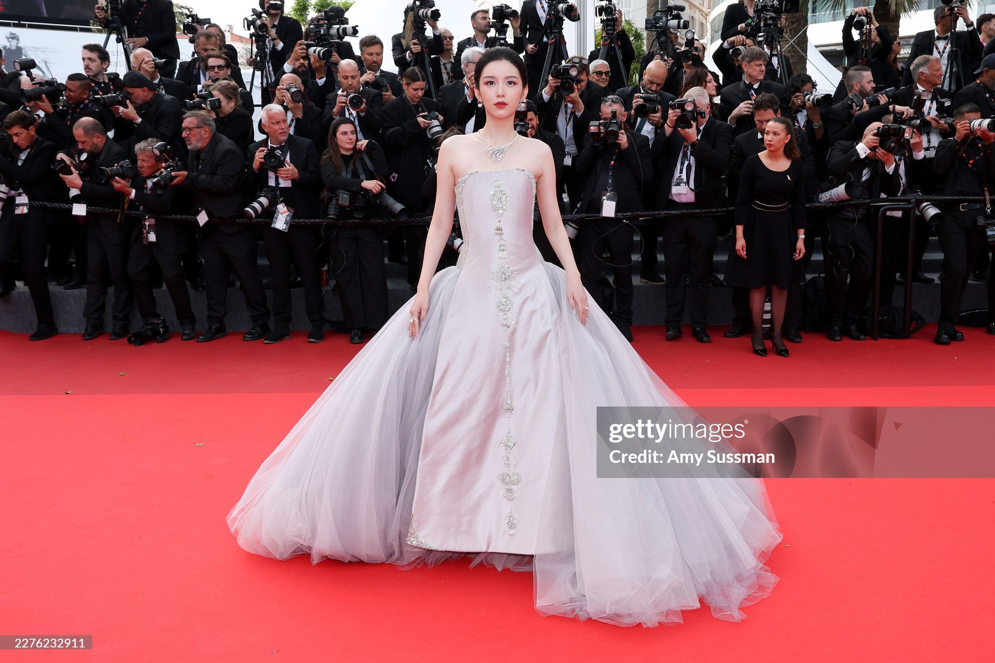 Mỹ nh&acirc;n đẹp chấn động thế gian b&ugrave;ng nổ visual tr&ecirc;n thảm đỏ Cannes, ngắm rồi mới biết thần ti&ecirc;n cổ t&iacute;ch l&agrave; c&oacute; thật- Ảnh 1.