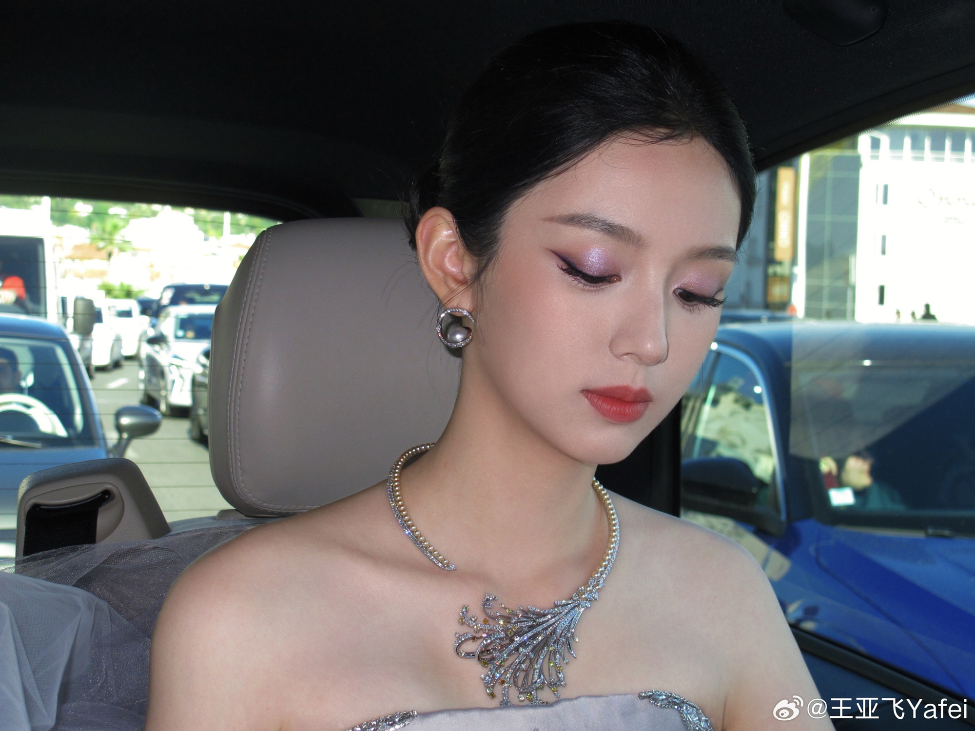 Mỹ nh&acirc;n đẹp chấn động thế gian b&ugrave;ng nổ visual tr&ecirc;n thảm đỏ Cannes, ngắm rồi mới biết thần ti&ecirc;n cổ t&iacute;ch l&agrave; c&oacute; thật- Ảnh 8.