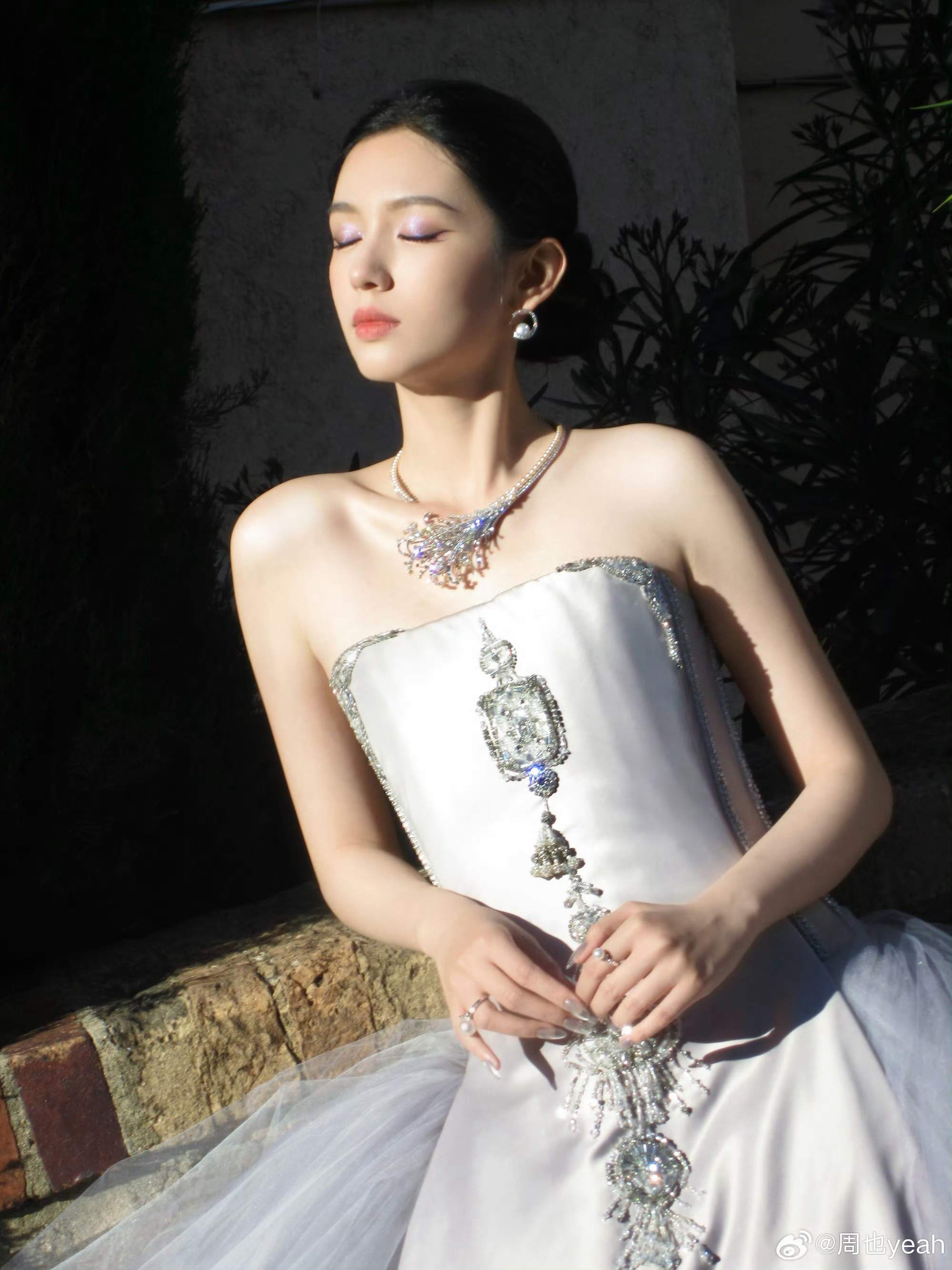 Mỹ nh&acirc;n đẹp chấn động thế gian b&ugrave;ng nổ visual tr&ecirc;n thảm đỏ Cannes, ngắm rồi mới biết thần ti&ecirc;n cổ t&iacute;ch l&agrave; c&oacute; thật- Ảnh 16.