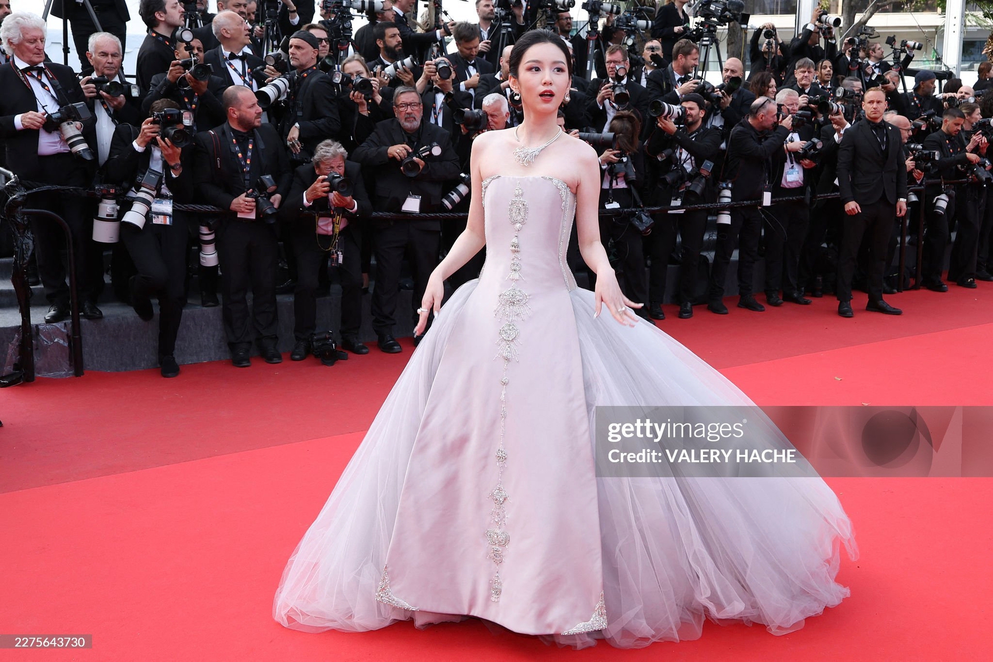 Mỹ nh&acirc;n đẹp chấn động thế gian b&ugrave;ng nổ visual tr&ecirc;n thảm đỏ Cannes, ngắm rồi mới biết thần ti&ecirc;n cổ t&iacute;ch l&agrave; c&oacute; thật- Ảnh 2.