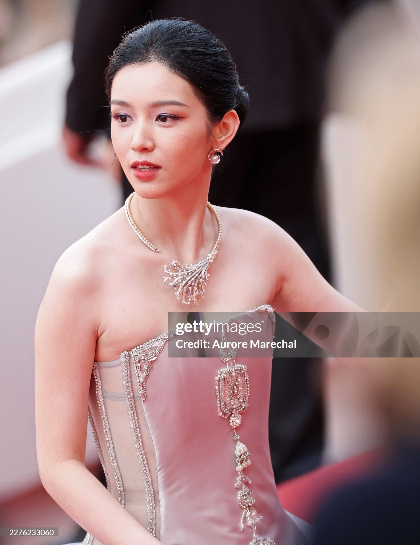Mỹ nh&acirc;n đẹp chấn động thế gian b&ugrave;ng nổ visual tr&ecirc;n thảm đỏ Cannes, ngắm rồi mới biết thần ti&ecirc;n cổ t&iacute;ch l&agrave; c&oacute; thật- Ảnh 6.