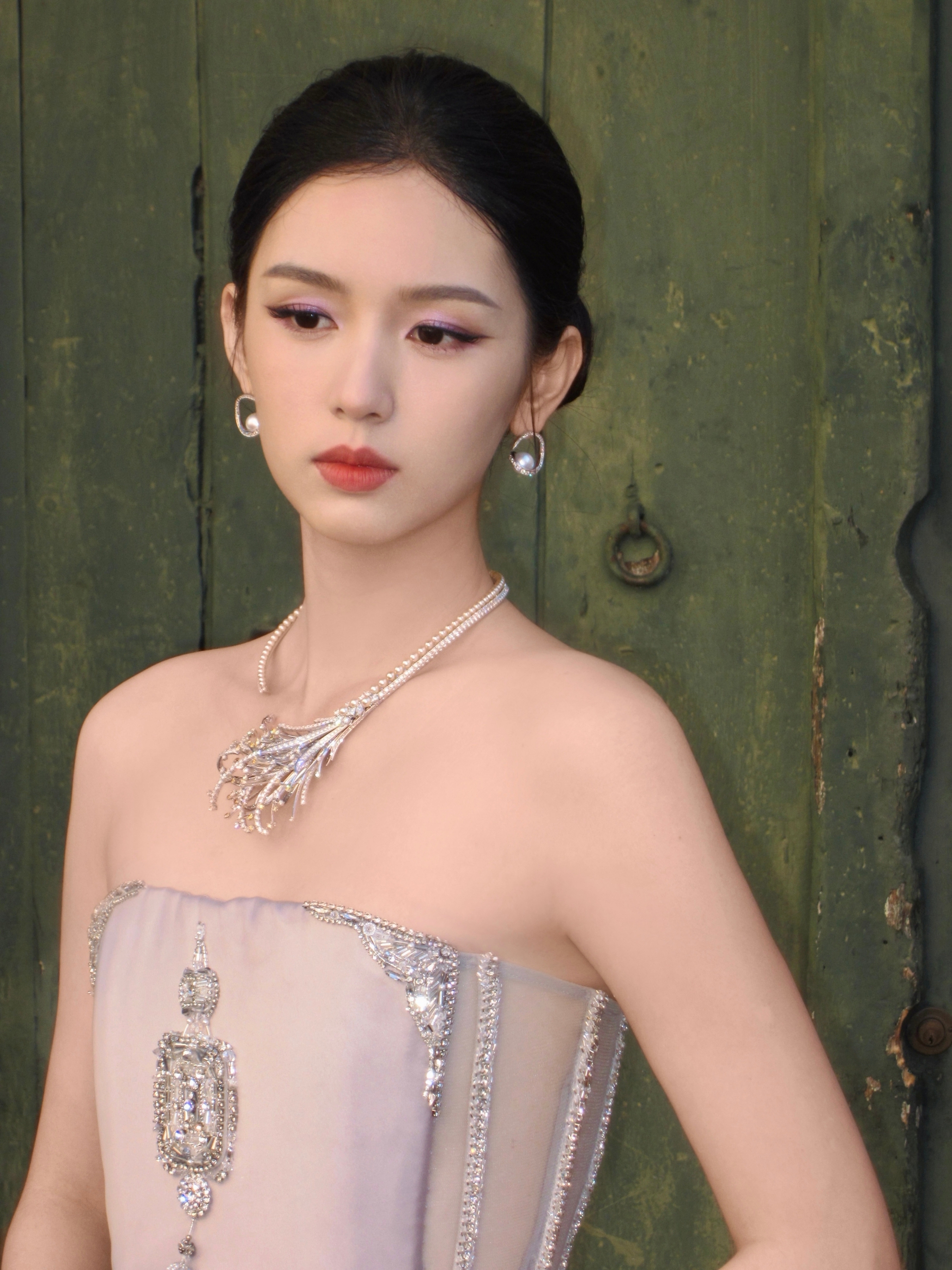 Mỹ nh&acirc;n đẹp chấn động thế gian b&ugrave;ng nổ visual tr&ecirc;n thảm đỏ Cannes, ngắm rồi mới biết thần ti&ecirc;n cổ t&iacute;ch l&agrave; c&oacute; thật- Ảnh 9.