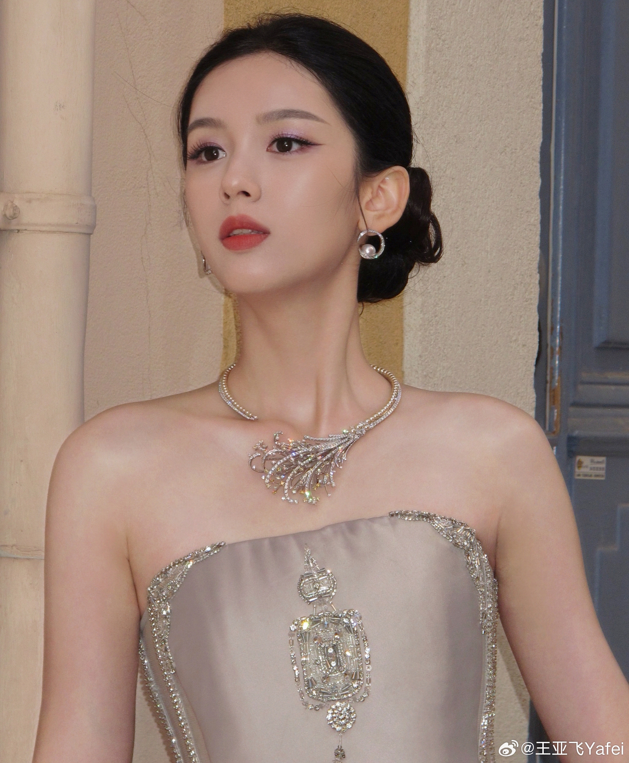 Mỹ nh&acirc;n đẹp chấn động thế gian b&ugrave;ng nổ visual tr&ecirc;n thảm đỏ Cannes, ngắm rồi mới biết thần ti&ecirc;n cổ t&iacute;ch l&agrave; c&oacute; thật- Ảnh 10.