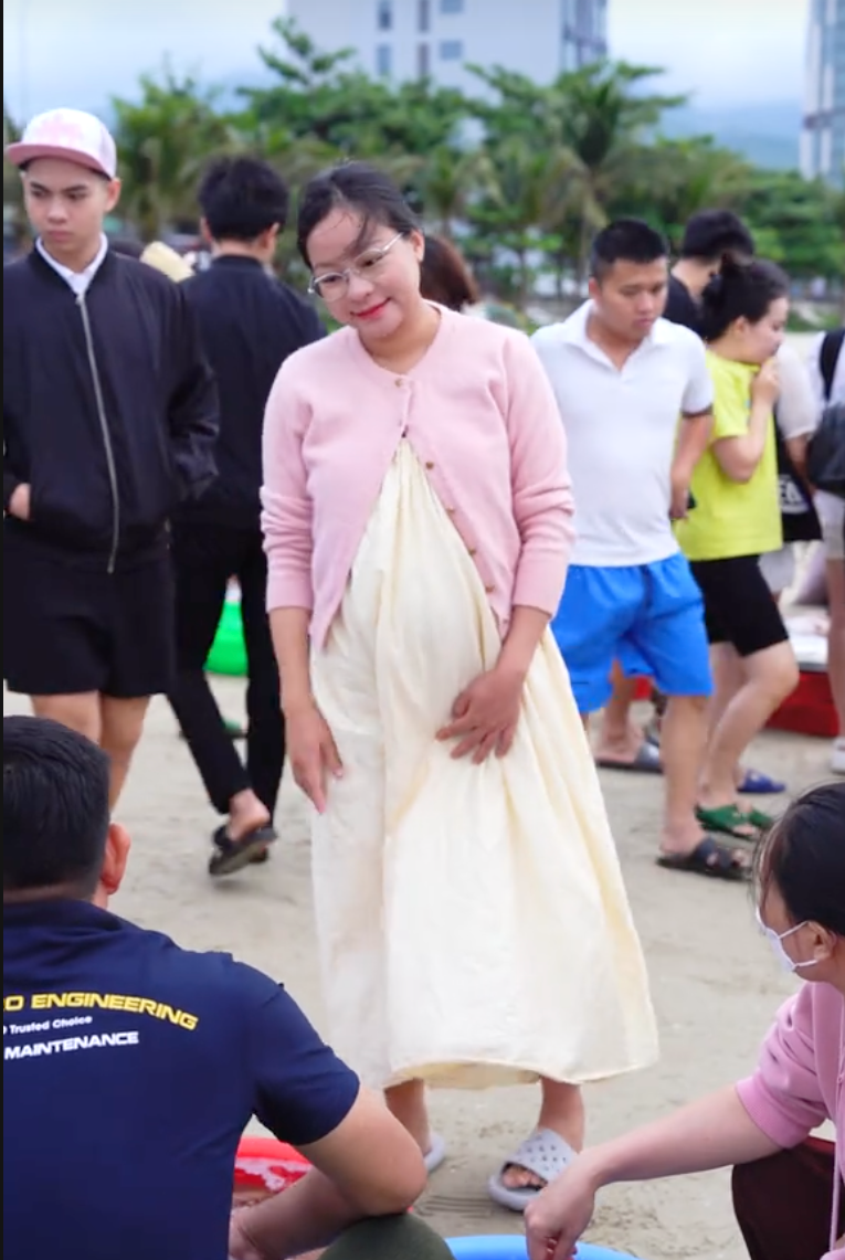 Miệt m&agrave;i l&agrave;m n&ocirc;i, may nệm, chuẩn bị gấu b&ocirc;ng cho con, cuối c&ugrave;ng TikToker &Uacute;t Về Vườn cũng sinh con đầu l&ograve;ng- Ảnh 11.