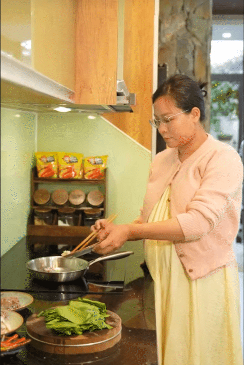 Miệt m&agrave;i l&agrave;m n&ocirc;i, may nệm, chuẩn bị gấu b&ocirc;ng cho con, cuối c&ugrave;ng TikToker &Uacute;t Về Vườn cũng sinh con đầu l&ograve;ng- Ảnh 12.