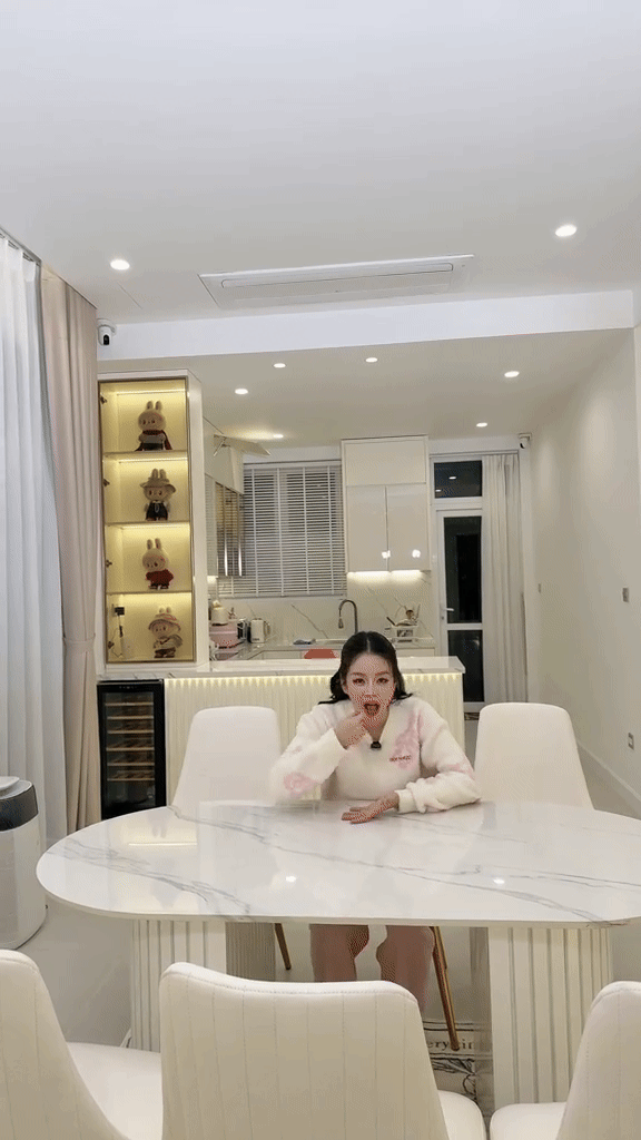 Showbiz c&oacute; 1 mỹ nh&acirc;n thấp b&eacute; nhưng body bốc lửa: 31 tuổi vẫn độc th&acirc;n, sở hữu biệt thự 3 tầng g&oacute;c n&agrave;o cũng đẹp- Ảnh 5.
