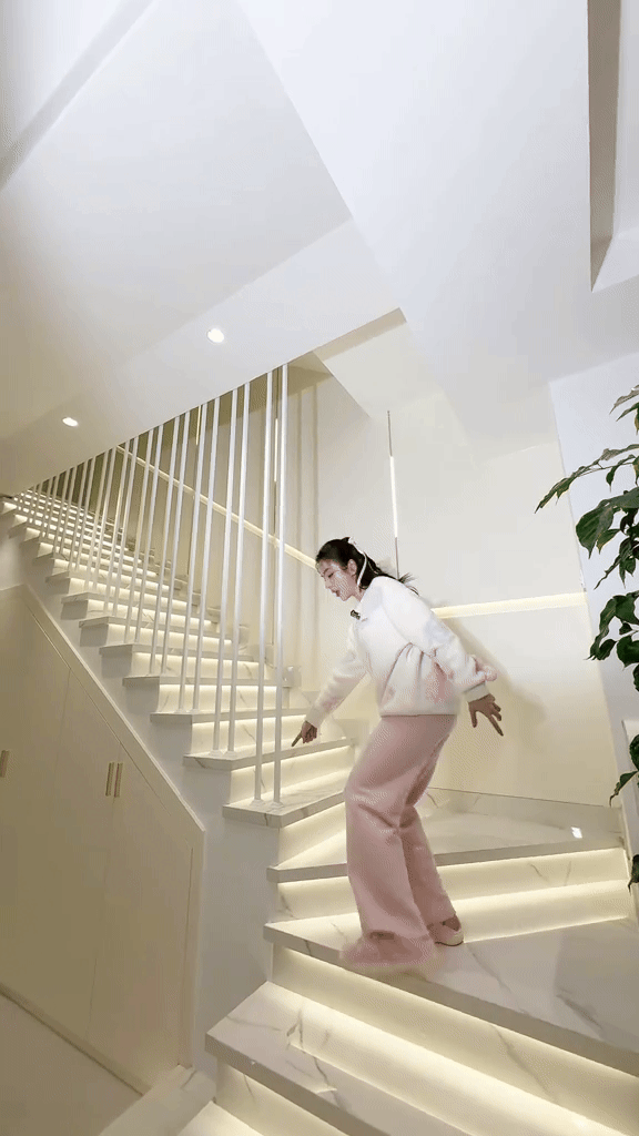 Showbiz c&oacute; 1 mỹ nh&acirc;n thấp b&eacute; nhưng body bốc lửa: 31 tuổi vẫn độc th&acirc;n, sở hữu biệt thự 3 tầng g&oacute;c n&agrave;o cũng đẹp- Ảnh 6.