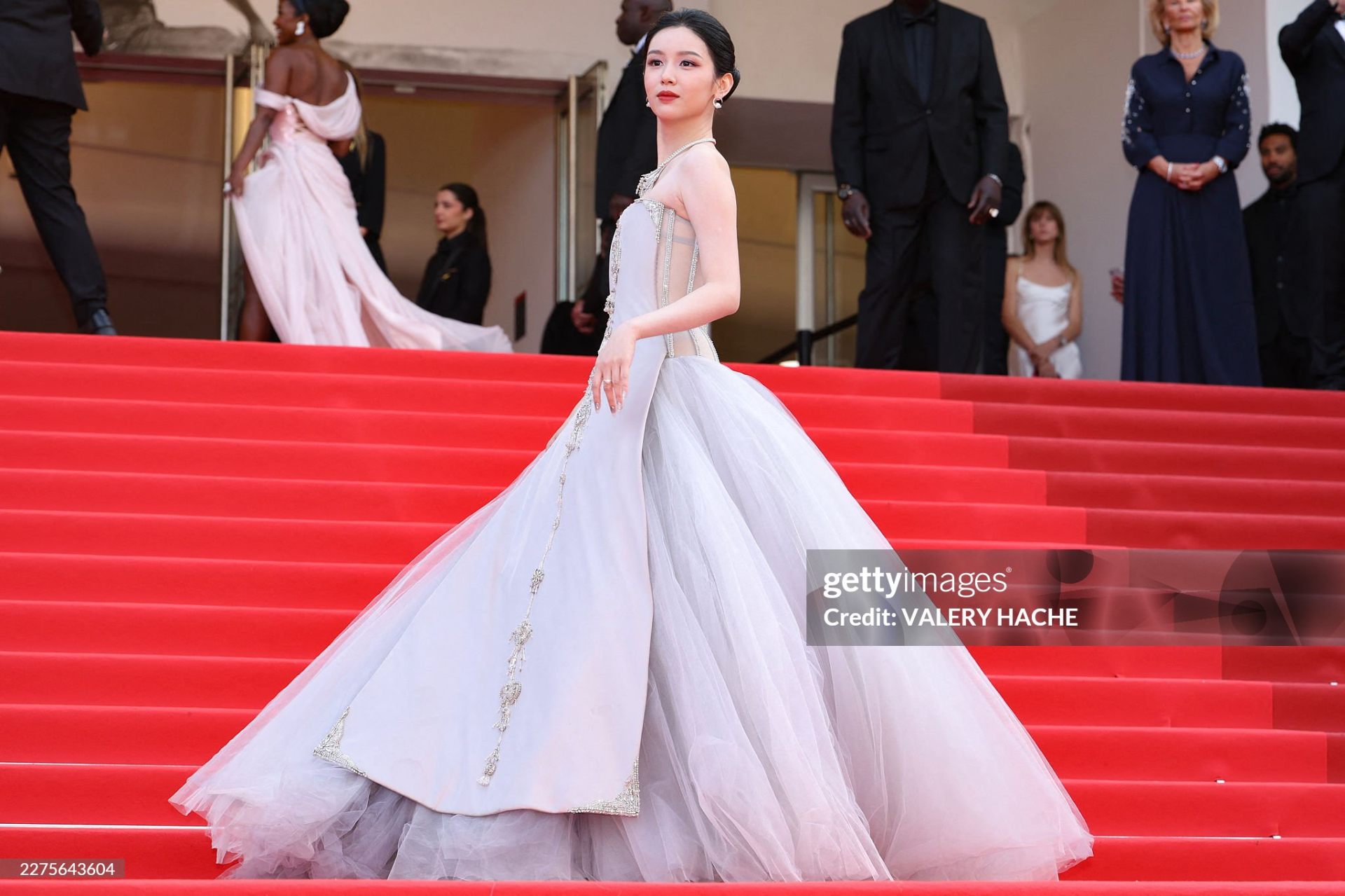 Thảm đỏ Cannes ng&agrave;y 3: Ch&acirc;u D&atilde; - Vi&ecirc;n San San đại chiến visual, Win Metawin điển trai ng&uacute;t ng&agrave;n- Ảnh 2.