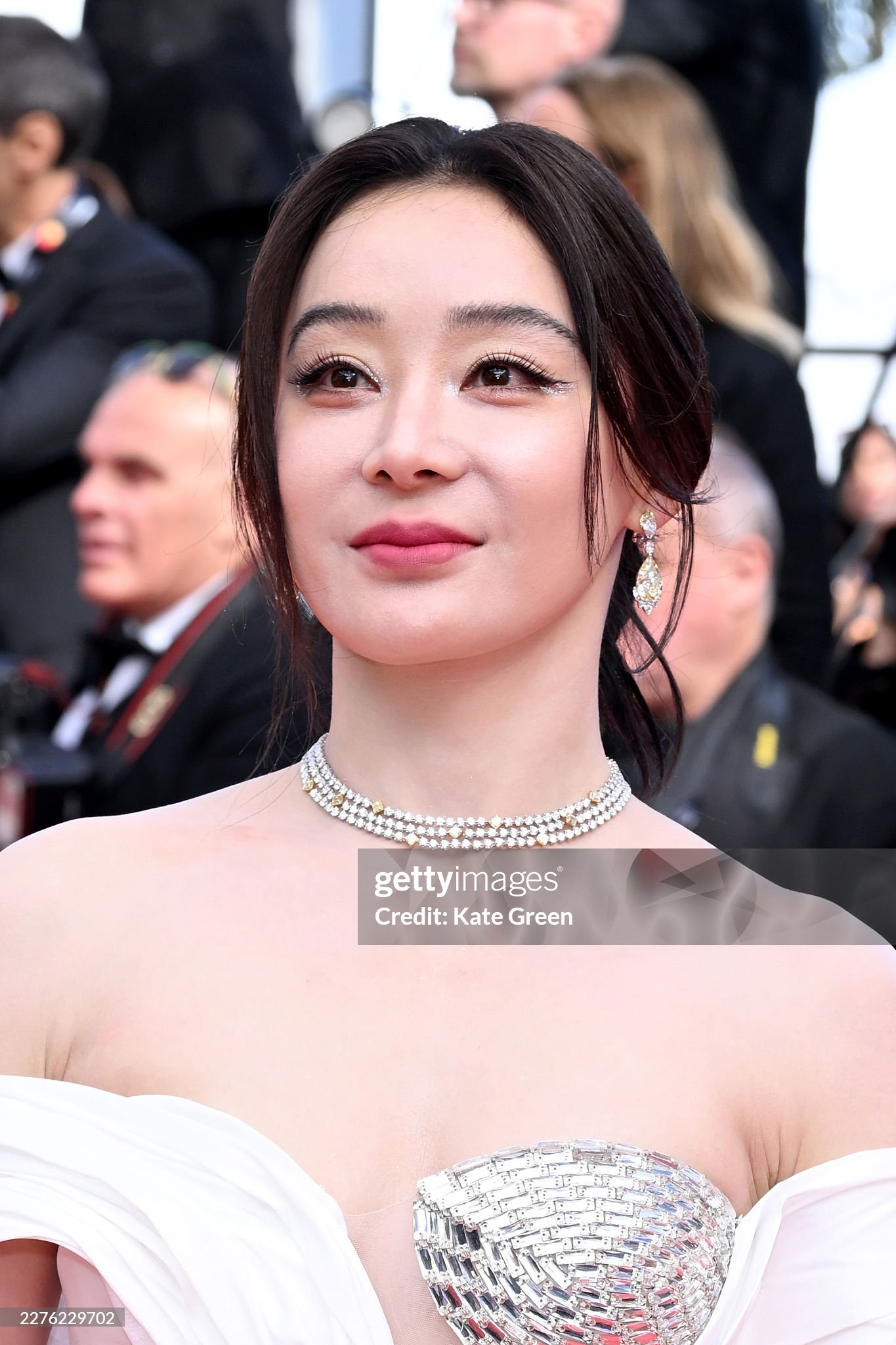 Thảm đỏ Cannes ng&agrave;y 3: Ch&acirc;u D&atilde; - Vi&ecirc;n San San đại chiến visual, Win Metawin điển trai ng&uacute;t ng&agrave;n- Ảnh 11.