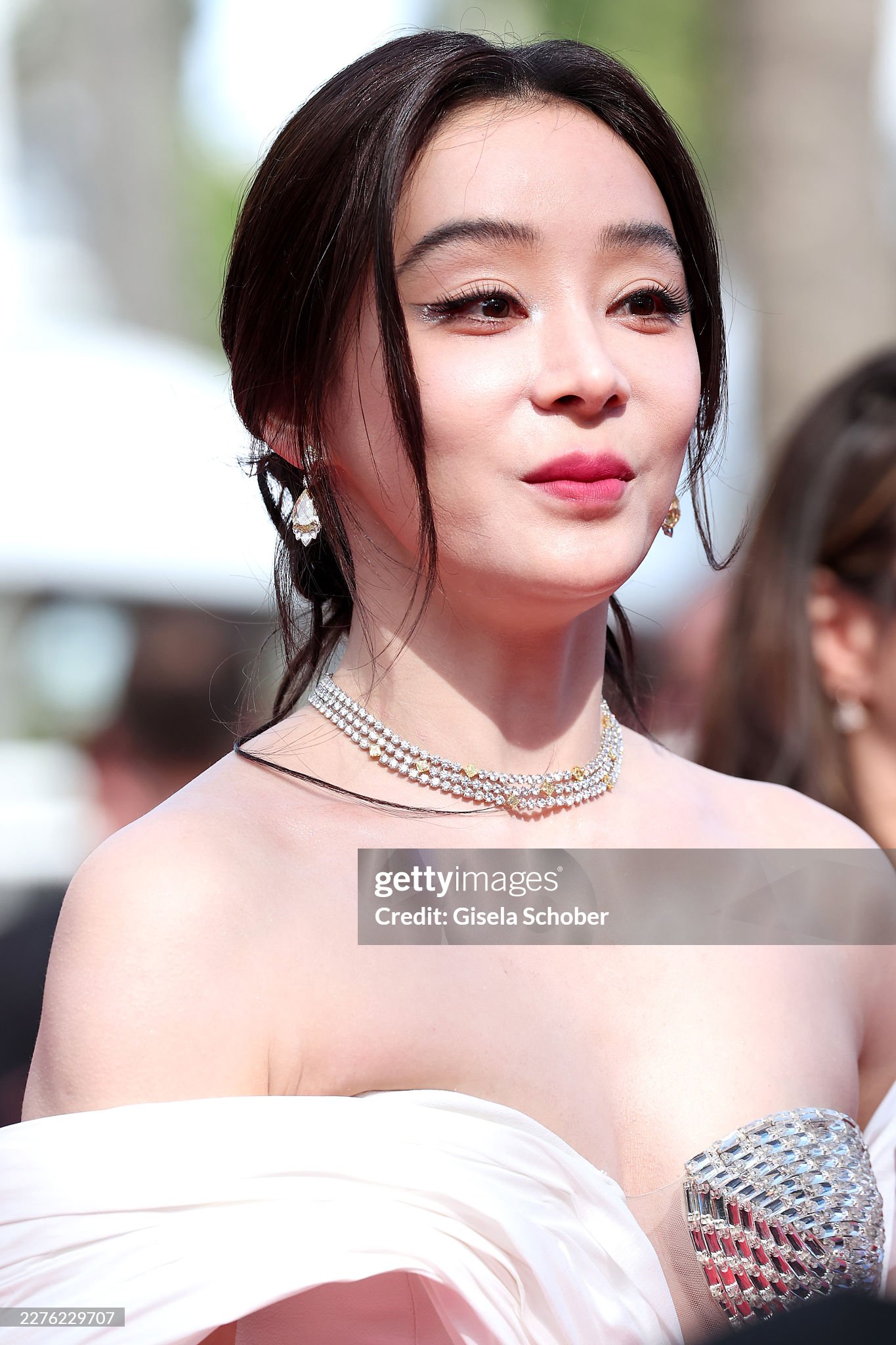 Thảm đỏ Cannes ng&agrave;y 3: Ch&acirc;u D&atilde; - Vi&ecirc;n San San đại chiến visual, Win Metawin điển trai ng&uacute;t ng&agrave;n- Ảnh 10.
