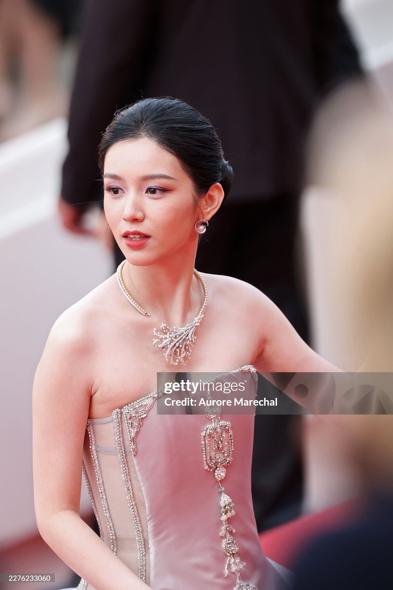 Thảm đỏ Cannes ng&agrave;y 3: Ch&acirc;u D&atilde; - Vi&ecirc;n San San đại chiến visual, Win Metawin điển trai ng&uacute;t ng&agrave;n- Ảnh 4.