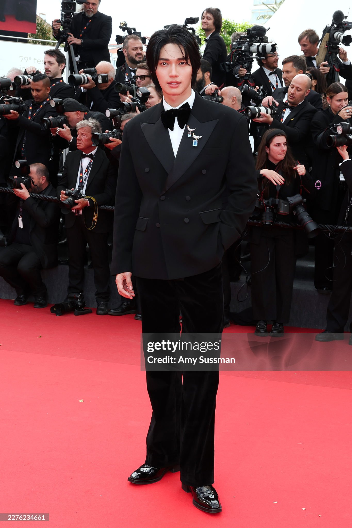 Thảm đỏ Cannes ng&agrave;y 3: Ch&acirc;u D&atilde; - Vi&ecirc;n San San đại chiến visual, Win Metawin điển trai ng&uacute;t ng&agrave;n- Ảnh 13.