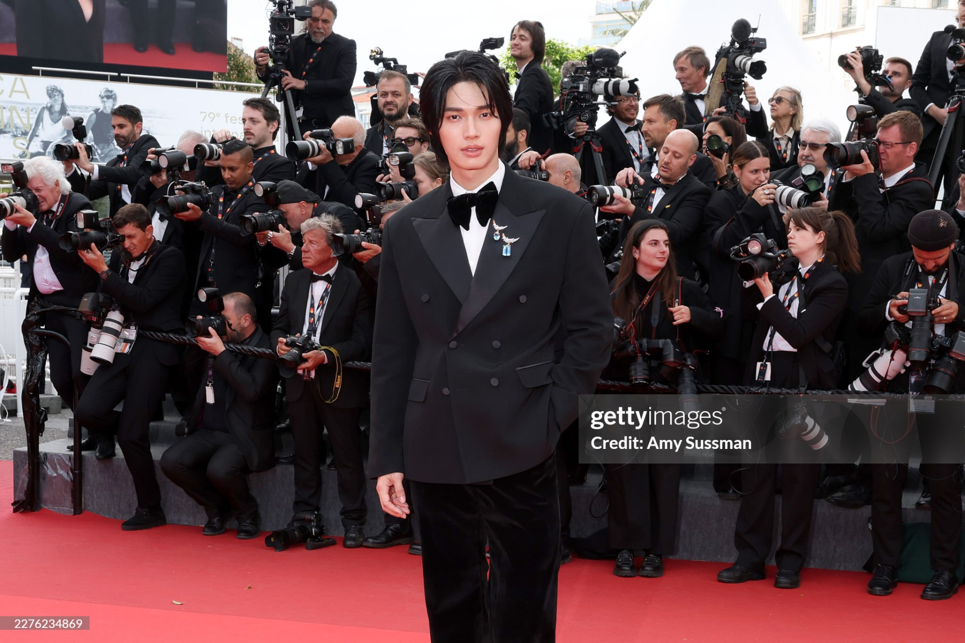 Thảm đỏ Cannes ng&agrave;y 3: Ch&acirc;u D&atilde; - Vi&ecirc;n San San đại chiến visual, Win Metawin điển trai ng&uacute;t ng&agrave;n- Ảnh 14.