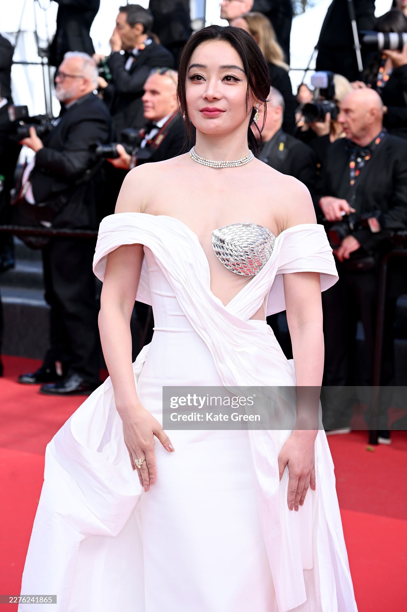 Thảm đỏ Cannes ng&agrave;y 3: Ch&acirc;u D&atilde; - Vi&ecirc;n San San đại chiến visual, Win Metawin điển trai ng&uacute;t ng&agrave;n- Ảnh 9.