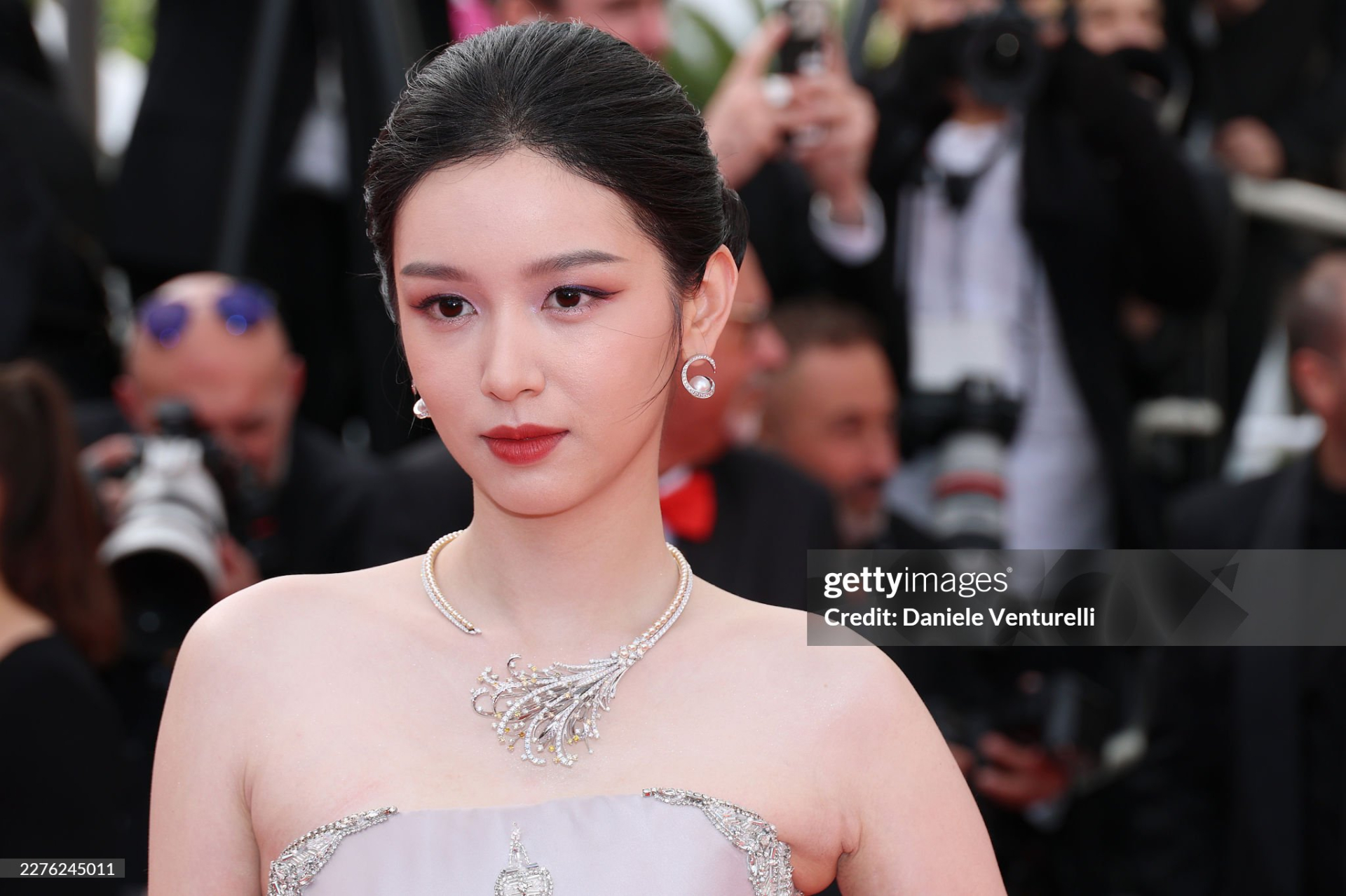 Thảm đỏ Cannes ng&agrave;y 3: Ch&acirc;u D&atilde; - Vi&ecirc;n San San đại chiến visual, Win Metawin điển trai ng&uacute;t ng&agrave;n- Ảnh 5.